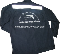In chữ sau lưng áo